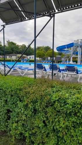 Bazén v ubytování `T Blauwtje Baarland nebo v jeho okolí