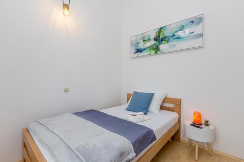1 dormitorio con 1 cama con sábanas azules y blancas en Apartment Izzy en Linardići