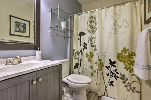Bathroom sa Council Bluffs Cottage Proximity to Parks!