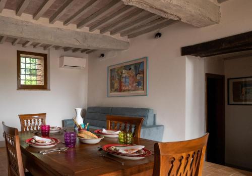 a dining room with a wooden table and chairs at Poggio dell' orso in Cetona