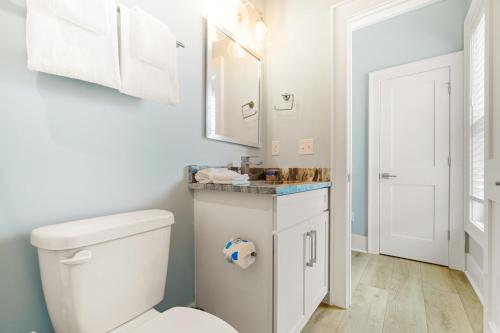 格爾夫海岸的住宿－West Side Cottage #P，浴室配有白色卫生间和盥洗盆。