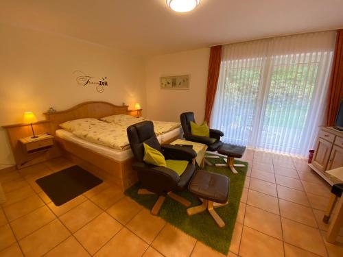 1 dormitorio con 1 cama y 2 sillas en Landhaus Teuteberg, en Bad Bevensen