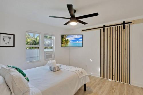 een slaapkamer met een bed en een plafondventilator bij ModernTropic 2bd/1ba Near Beach w/ fence yard/deck in Lake Worth