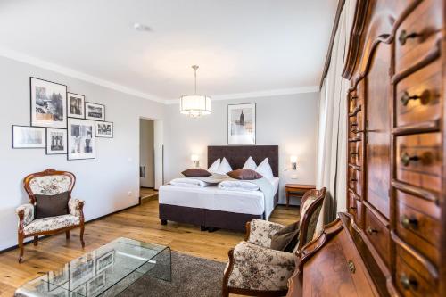 A bed or beds in a room at Landidyll-Hotel Nudelbacher