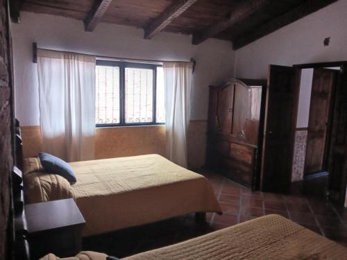 a bedroom with two beds and a window at Casa Tapalpa in Tapalpa