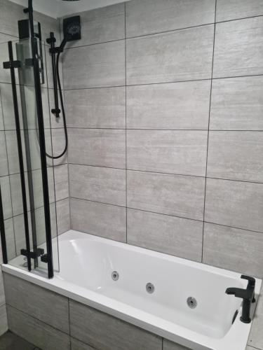 Et badeværelse på Newly refurbished Falmouth town centre apartment