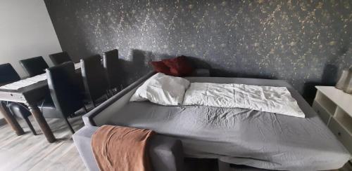um quarto com uma cama e uma secretária. em Wohnen2a em Harsewinkel