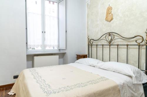 Postel nebo postele na pokoji v ubytování Deluxe apartment with garden in Vomero