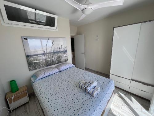 1 dormitorio con 1 cama y TV en la pared en New Deluxe Stunned Seaview 2 bed Apt en Adeje
