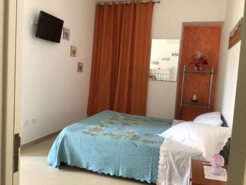 Un dormitorio pequeño con una cama y una cómoda. en Lu Caleddhu, en Specchia