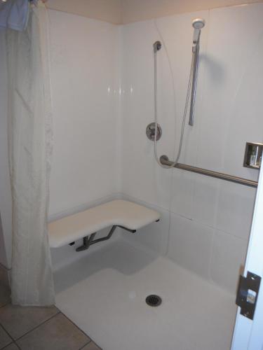 a bathroom with a sink and a shower at Colusa Riverside Inn in Colusa