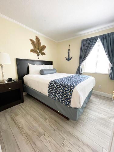 a bedroom with a large bed and a window at Amazing Waterfront Views Resort, Enjoy Heated Pool & Sunset! in Tampa