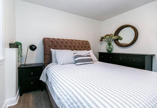 Llit o llits en una habitació de Cozy Renovated Oasis W Private Terrace & Parking