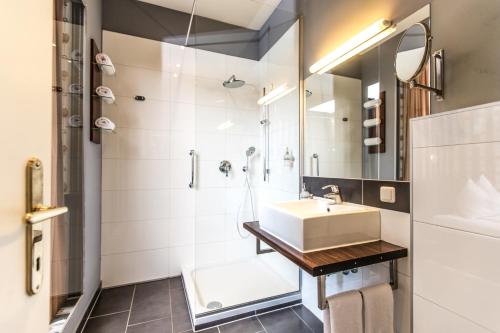 A bathroom at Landidyll-Hotel Nudelbacher