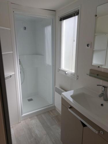 Phòng tắm tại CARNAC Mobil-Home Camping 4 étoiles