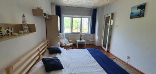 um quarto com uma cama e um quarto com uma janela em Jo's chillout place em Timisoara