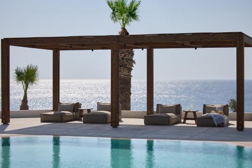 een zwembad met ligstoelen en uitzicht op de oceaan bij Elissa Adults-Only Lifestyle Beach Resort in Kallithea Rhodes