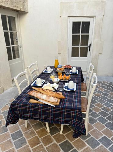 une table avec une assiette de nourriture dessus dans l'établissement Le Regardeur, à Saint-Rémy-de-Provence