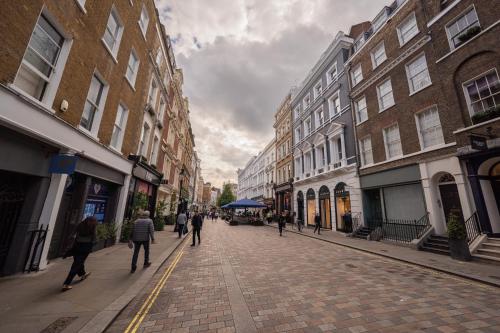 a group of people walking down a city street at Stylish Covent Garden Apartments in London