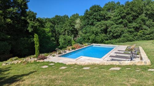 ein Schwimmbad in der Mitte eines Gartens in der Unterkunft Domaine verte vallée in Lignan-de-Bordeaux