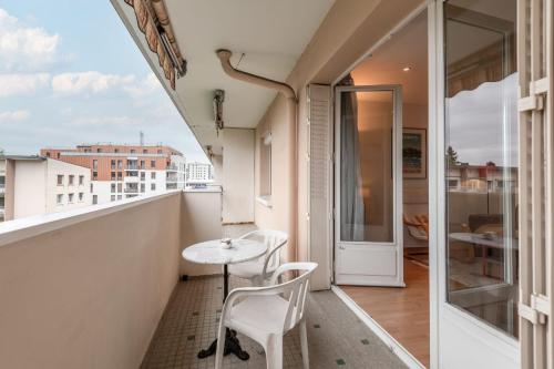 Balkón alebo terasa v ubytovaní Nice apartment with balcony and city view
