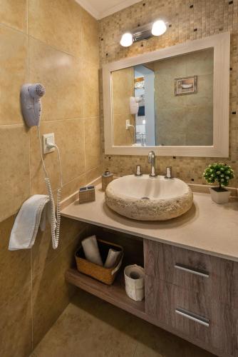 a bathroom with a sink and a mirror at Sierras Encantadas Cabañas in Panaholma