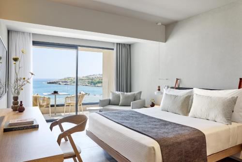 Schlafzimmer mit einem Bett und Meerblick in der Unterkunft Elissa Adults-Only Lifestyle Beach Resort in Kallithea