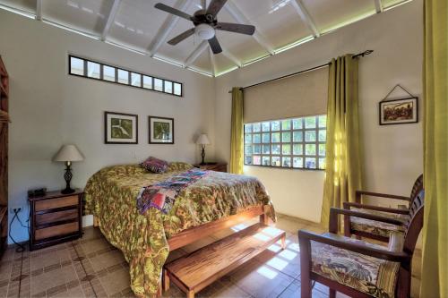 um quarto com uma cama e uma ventoinha de tecto em Casa Mariposa 2 BR in Playa Chiquita em Punta Uva