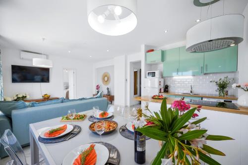 Stylish Algarve Apartment with Spacious Terrace & Sea Views