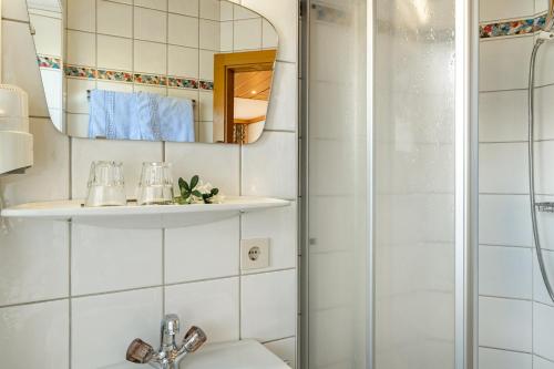 Un baño de Haus Voglreiter - inkl Sommerkarte, zentrale und ruhige Lage, Garten mit Spielplatz