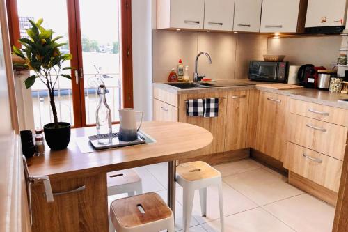 - une cuisine avec une table en bois et un comptoir dans l'établissement la Paix Appartement avec 2 chambres en plein cœur d'Annecy, à Annecy