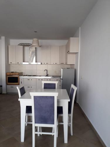 Kuchyň nebo kuchyňský kout v ubytování Center-sea view apartament,Sarande