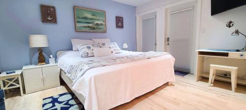 a small bedroom with a bed and a desk at The White House in Sechelt