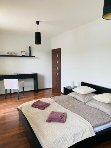 1 dormitorio con 2 camas y toallas. en Apartment Mira en Ružomberok