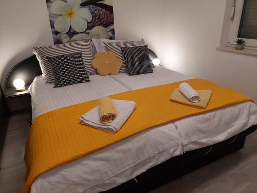 - un lit avec des serviettes et des chapeaux dans l'établissement Spacious apartment close to the sea in Kastel Luksic, à Kaštela