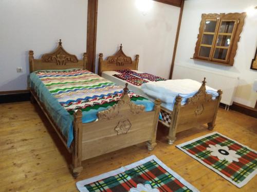 Un pat sau paturi într-o cameră la Umjetnička etno kuća Luka