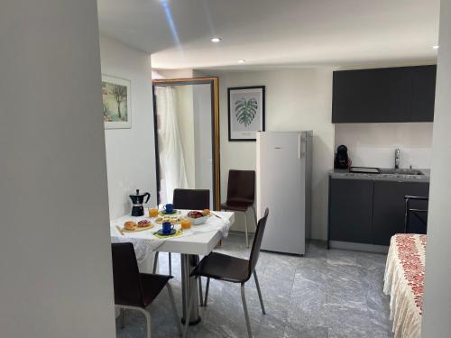 eine Küche mit einem Tisch mit Essen darauf in der Unterkunft Casa Lele - Luna in Cevio