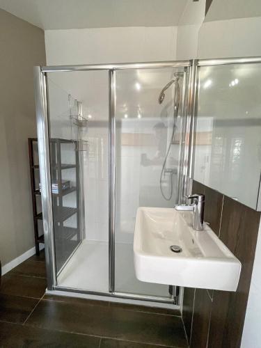 une salle de bain avec douche et lavabo dans l'établissement MARIUS - Hyper centre - 2 chambres - Wifi, à Cassis