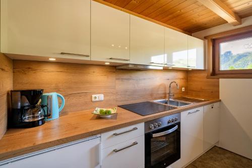 Una cocina o zona de cocina en Haus Voglreiter - inkl Sommerkarte, zentrale und ruhige Lage, Garten mit Spielplatz