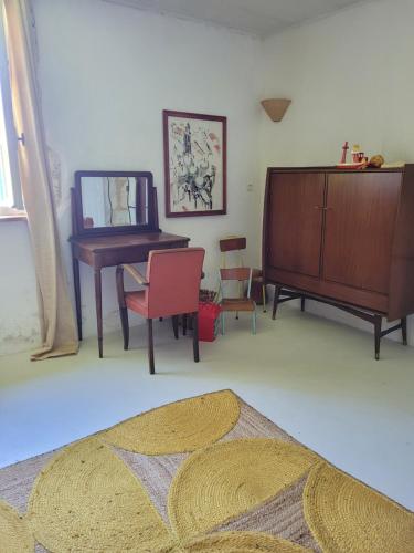 TV a/nebo společenská místnost v ubytování Petite ferme en pierre restaurée près de Périgueux