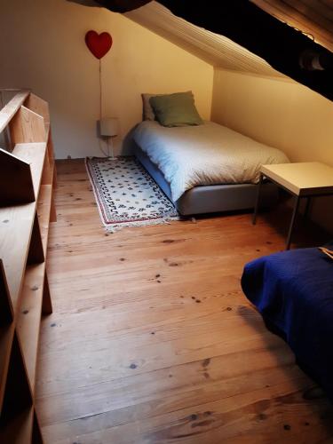 Postel nebo postele na pokoji v ubytování Petite ferme en pierre restaurée près de Périgueux