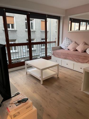 Sala de estar con cama y mesa de centro en La Madeleine, en Annecy