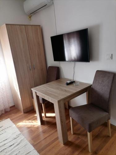 TV a/nebo společenská místnost v ubytování Apartmani 15