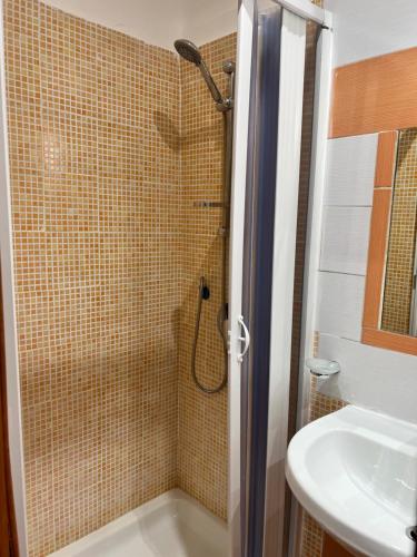 La salle de bains est pourvue d'une douche et d'un lavabo. dans l'établissement La Cupola, à Naples