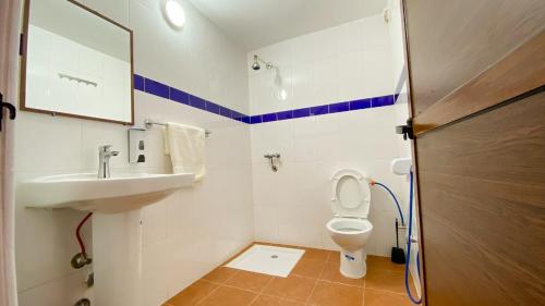 uma pequena casa de banho com lavatório e WC em Hotel EL MARSA LA PLAYA em Laayoune