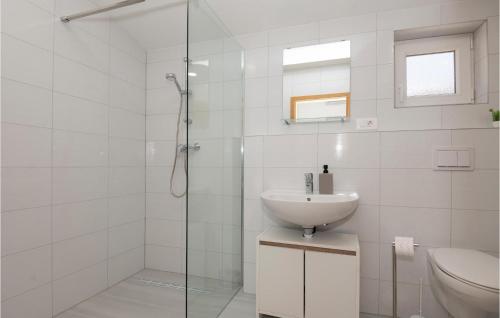 bagno bianco con lavandino e doccia di Cozy Home In Poljica With Kitchen a Poljica
