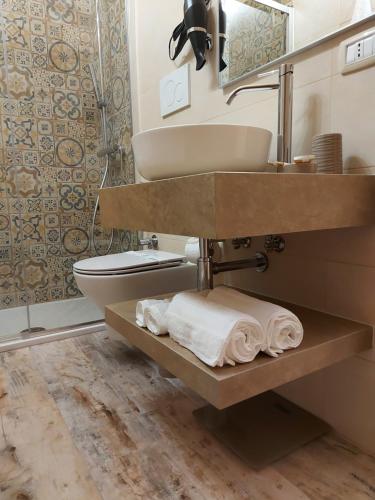 a bathroom with a sink and a toilet at Il Vicolo Grottaglie in Grottaglie