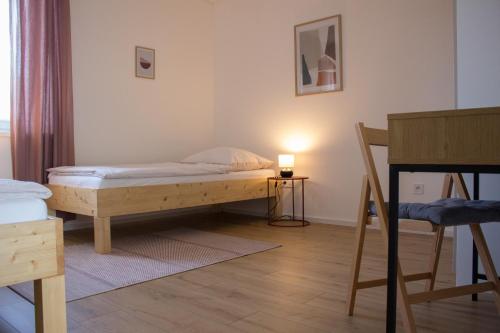 Un dormitorio con una cama y una lámpara. en Dom pod Sitnom en Banská Štiavnica