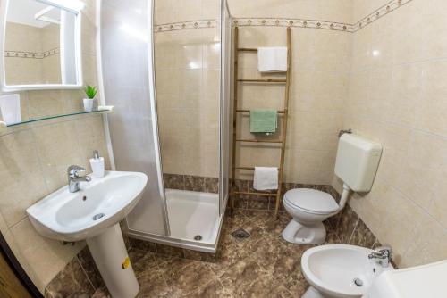 Koupelna v ubytování Apartments Krivičić green