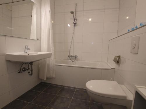 a bathroom with a sink and a toilet and a tub at Ferienwohnung in Westerland auf Sylt in Westerland (Sylt)